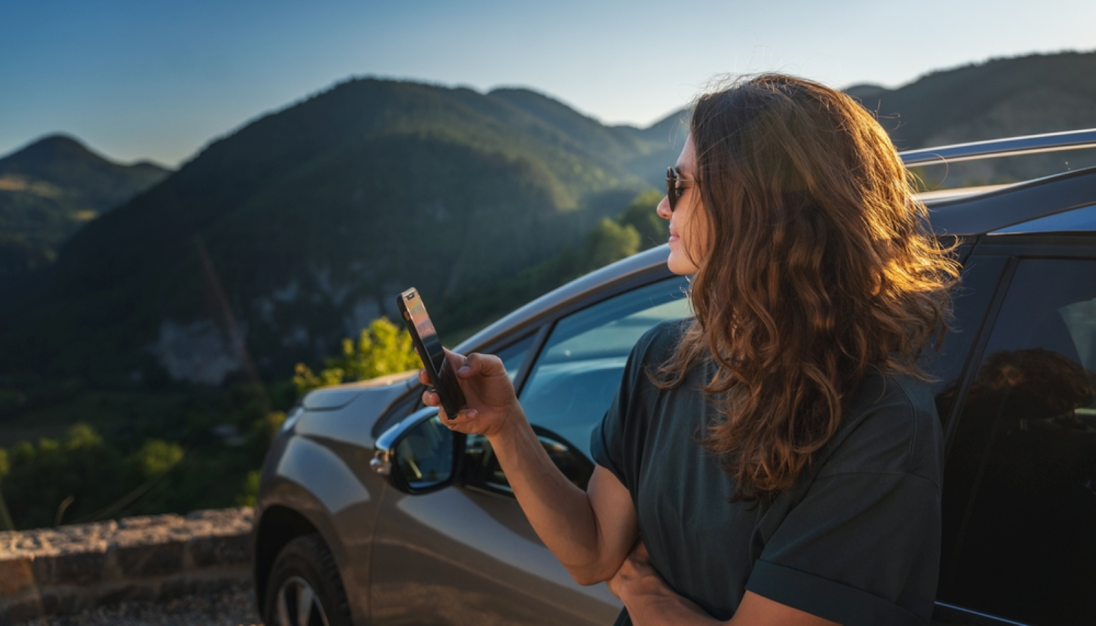 imagen del banner que muestra a una mujer reservando un coche de alquiler de alvemaco rent que se encuentra ubicado en el aeropuerto de asturias