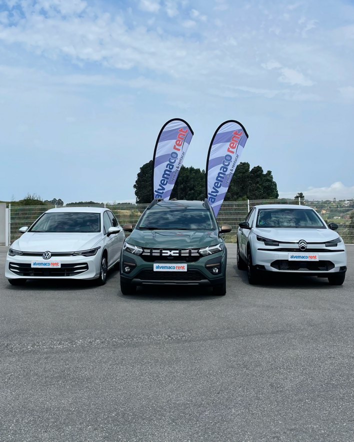 imagen que muestra tres coches de alquiler disponibles en el alquiler de coches en el aeropuerto de asturias de Alvemaco Rent. Uno de ellos es un Volkswagen golg blanco, otro un dacia verde y un citroen blanco