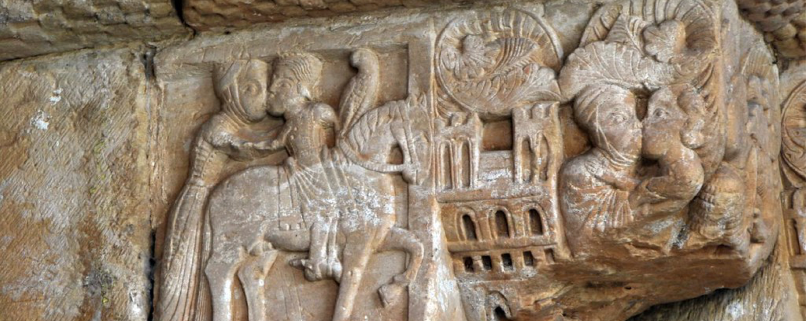 Detalle en el interior del Monasterio de San Pedro de Villanueva en Asturias