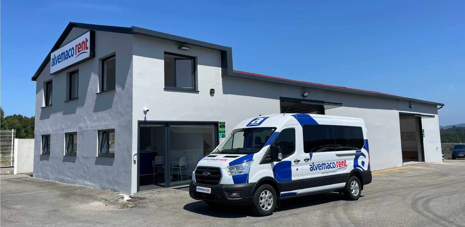 Shuttle del servicio de alquiler de coches en Asturias, Alvemaco Rent, que traslada a los clientes del aeropuerto de Asturias a las oficinas de Alvemaco Rent